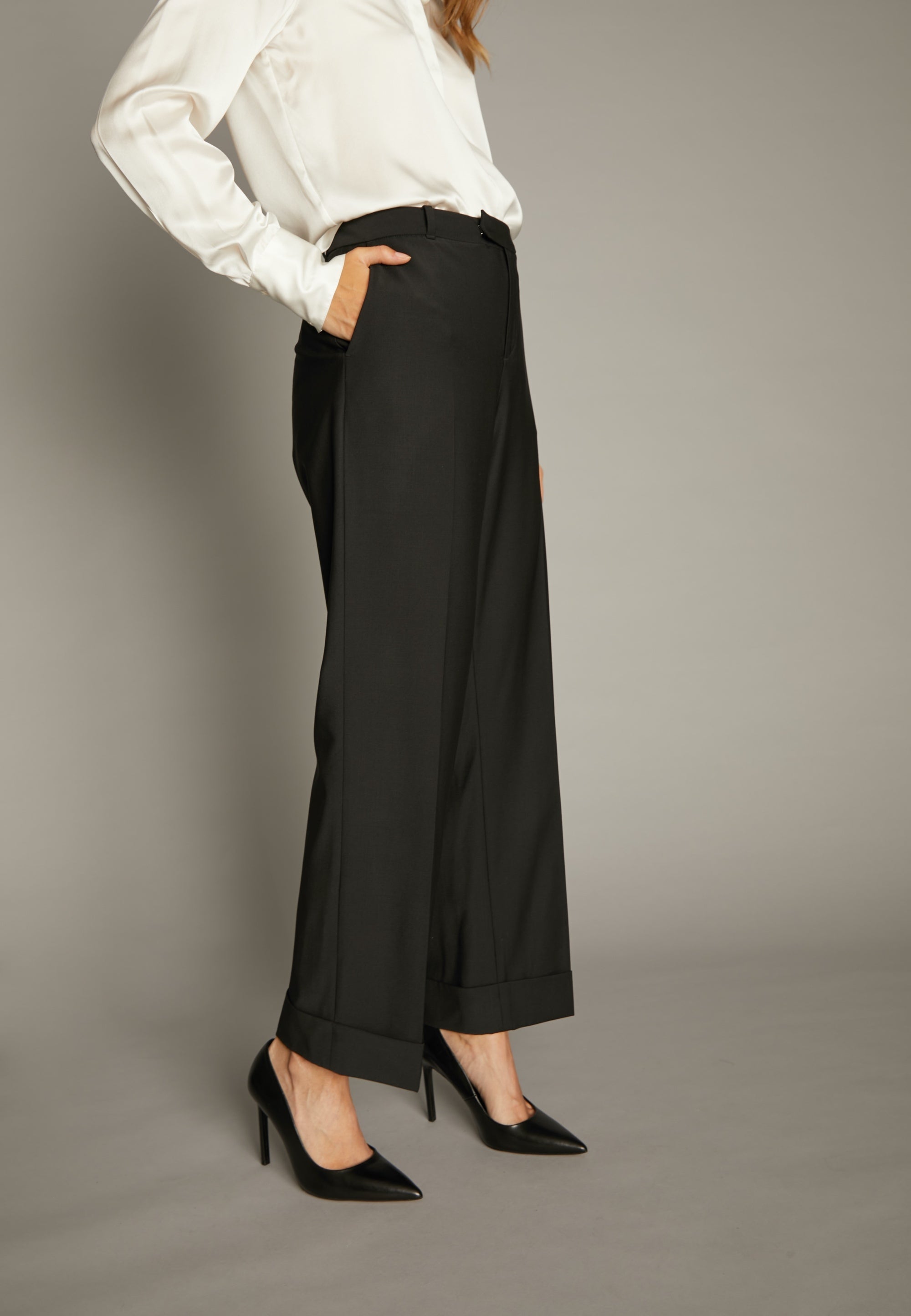 ECHTE Cuffed Pants Trousers 01000 Black