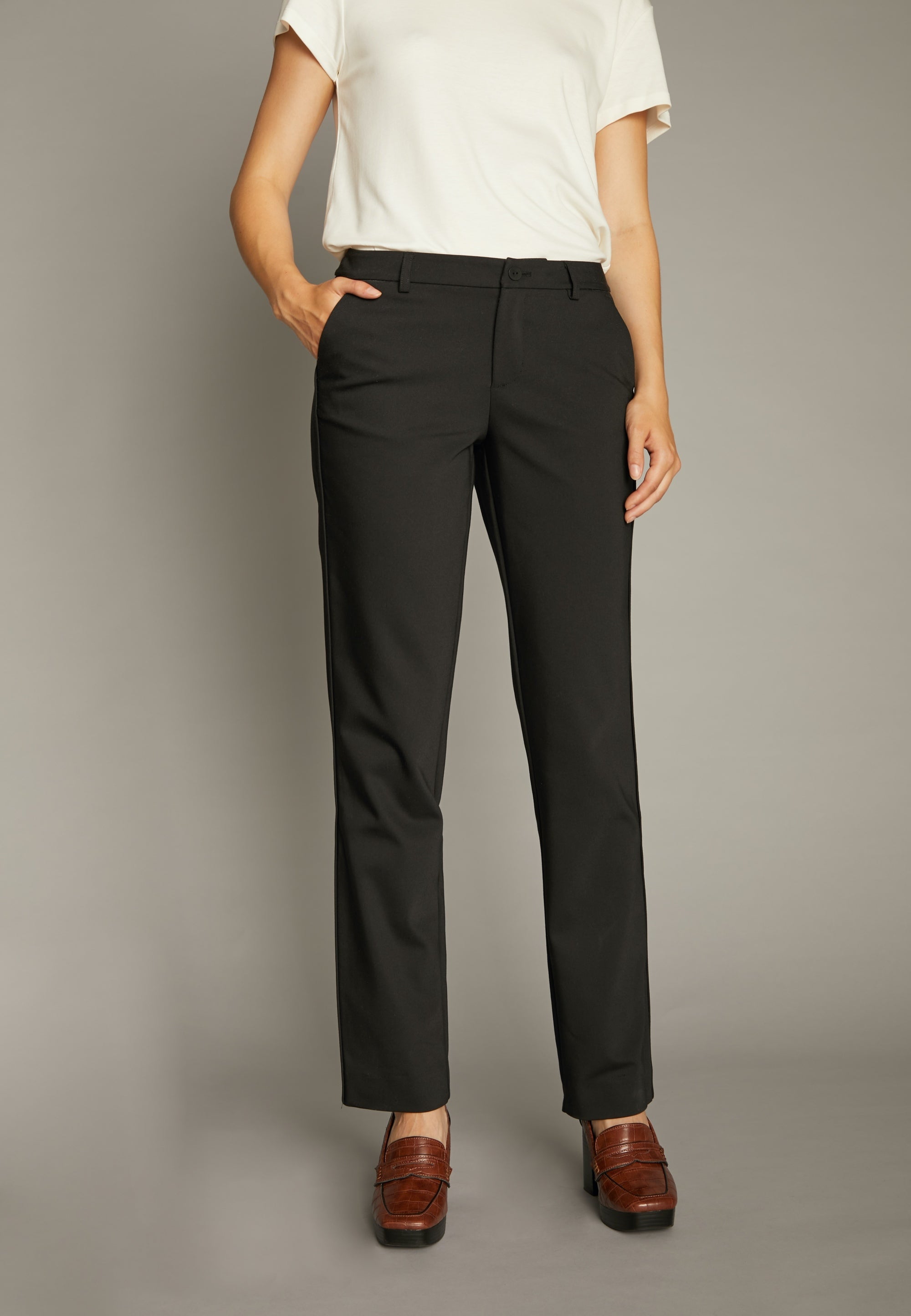 ECHTE Ivory Trousers Trousers 01000 Black